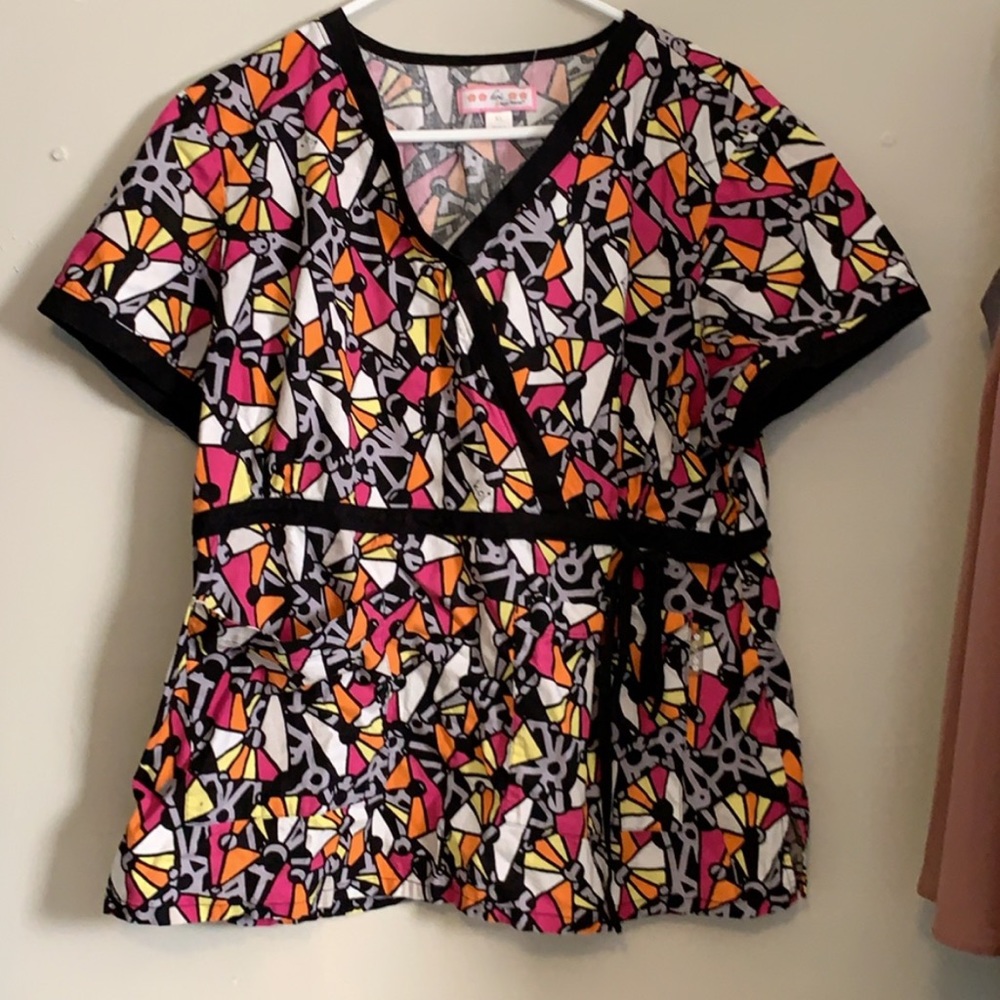 Koi scrub top geometrical